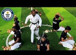 Enlace a El record mundial de romper cocos en cabezas con unos nunchakus en un minuto