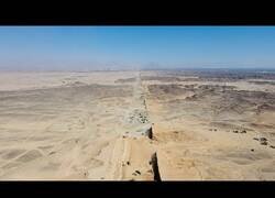 Enlace a Empiezan a construir la ciudad artificial lineal en el desierto árabe
