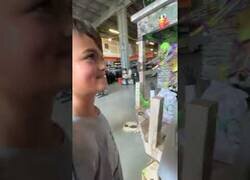 Enlace a Niños siendo asustados por diferentes decoraciones de Halloween