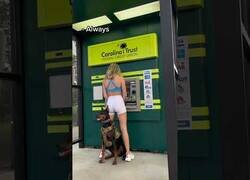 Enlace a ¿Te sientes segura cuando vas al banco?