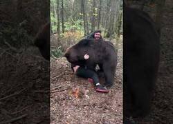 Enlace a Rusos juegan a las peleas con un oso
