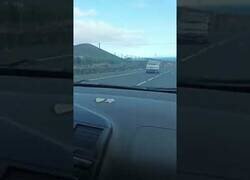 Enlace a Graban a un vehículo conduciendo marcha atrás a gran velocidad