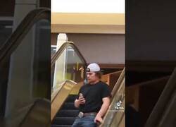 Enlace a ¿Cómo reaccionarías si un desconocido te susurra al oído que le gustan las bananas?