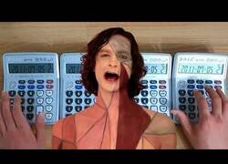 Enlace a Interpretando 'Somebody That I Used To Know' con calculadoras