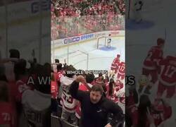Enlace a Un aficionado al hockey sobre hielo lanza un pulpo sobre la pista