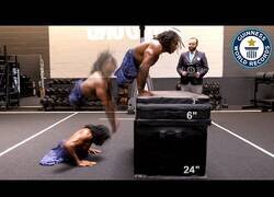 Enlace a El hombre más fuerte del mundo sobre dos manos