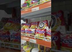 Enlace a El bar oculto al que se entra por la puerta de la nevera de una tienda