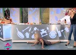 Enlace a Mujer se rompe la tibia en directo tras hacer un 'spagat' en la televisión italiana