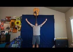 Enlace a El mayor tiempo sosteniendo una guitarra con la barbilla