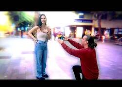 Enlace a Peticiones de matrimonio rechazadas en plena calle