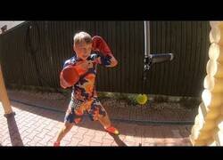 Enlace a La increíble rutina de boxeo de este niño