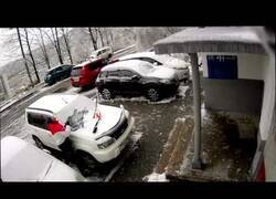 Enlace a Salvada milagrosa al caer una losa sobre un coche