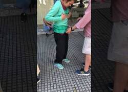 Enlace a Esta señora tiene algo dentro de la ropa