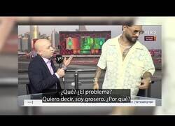 Enlace a Maluma abandona una entrevista al ser preguntado por los derechos humanos en el Mundial de Qatar