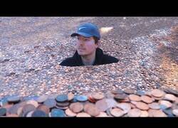 Enlace a Mr.Beast pone millones de centavos en el patio de la casa un amigo