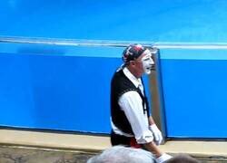 Enlace a Así es ser mimo en un acuario