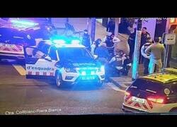 Enlace a Un hombre intenta robar un coche de policía con los agentes delante