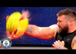 Enlace a El record mundial de partir sandías en un minuto