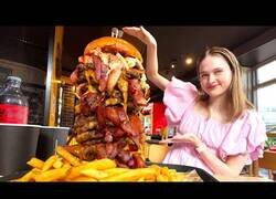 Enlace a Comiendo una hamburguesa de 13.000 calorías