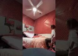 Enlace a Cubriendo toda una habitación con papel de regalo