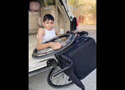 Enlace a Así conduce una persona sin cuerpo de pecho para abajo