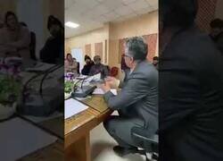 Enlace a Un ratón come tarta en mitad de una reunión