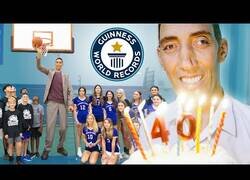 Enlace a El hombre más alto del mundo celebra su 40 aniversario