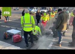 Enlace a Un activista se pega la mano con pegamento industrial y ahora podría perderla