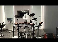 Enlace a El nuevo robot de Xiaomi toca la batería