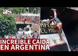 Enlace a Dos aficionados saltan desde un puente con distinta suerte al autobús de Argentina