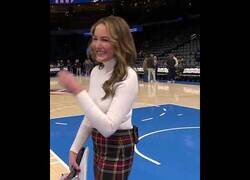 Enlace a Mascota de la NBA asusta a una reportera