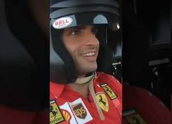 Enlace a Carlos Sainz padre y Carlos Sainz hijo a los mandos de un Ferrari SF90