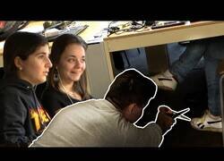 Enlace a Cortando los cordones de la gente antes de regalarles zapatillas caras