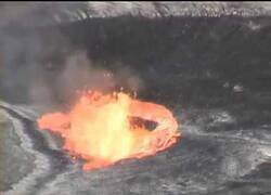 Enlace a Lanzando una roca sobre el cráter de un volcán