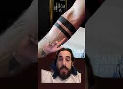 Enlace a Al fin, el significado del tatuaje de las dos rayas en el brazo