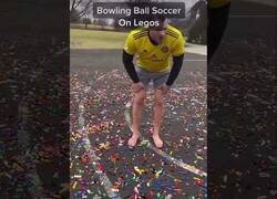 Enlace a Jugando a fútbol con bolas de bolos descalzo sobre legos