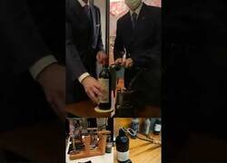 Enlace a Así se abre una botella de vino de 1961 valorada en 15000 euros