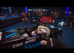 Enlace a El nuevo deporte de moda en Rusia: Jiu-Jitsu dentro de un coche