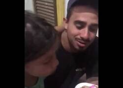 Enlace a PADRE no tiene DINERO para comprarle una TARTA a su HIJA. Así que le REGALA esto: