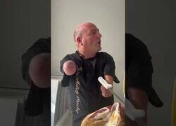 Enlace a El mejor cortador de jamón del mundo no usa guantes