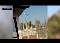 Enlace a Avión de 72 pasajeros se estrella cerca de un aeropuerto en Nepal