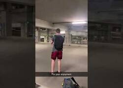 Enlace a Interpretando el tema de la Intro de Universal Studios en un parking