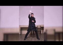 Enlace a Maestro de los nunchakus muestra sus habilidades