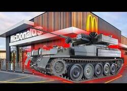 Enlace a Haciendo un pedido en un McAuto subido a un tanque