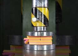 Enlace a Prensa hidráulica contra post its