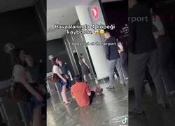 Enlace a Hombre desconsolado en un aeropuerto después de que la aerolínea le perdiera a sus 4 perros