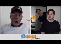 Enlace a Asustando a la gente en Omegle con el reflejo en el espejo