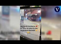 Enlace a Un hombre se libra por poco de ser aplastado por un camión de bomberos