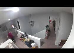 Enlace a Roca gigante entra rodando en una casa y causa destrozos