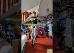 Enlace a Cantando y tocando el Ukelele mientras hace hula hoop y se sostiene sobre un monociclo